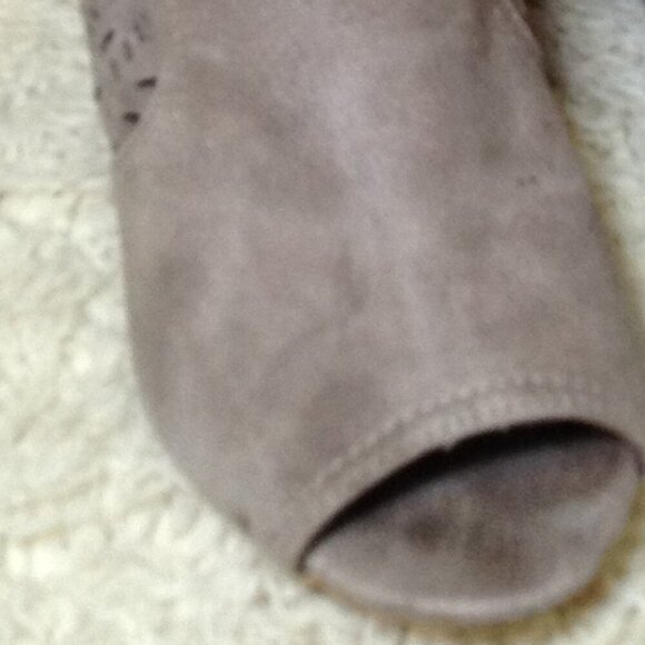 Fergalicious by Fergie, Taupe 8.5M peep toe booties, Sexy, Girlhoodcore, Retro - Picture 6 of 6